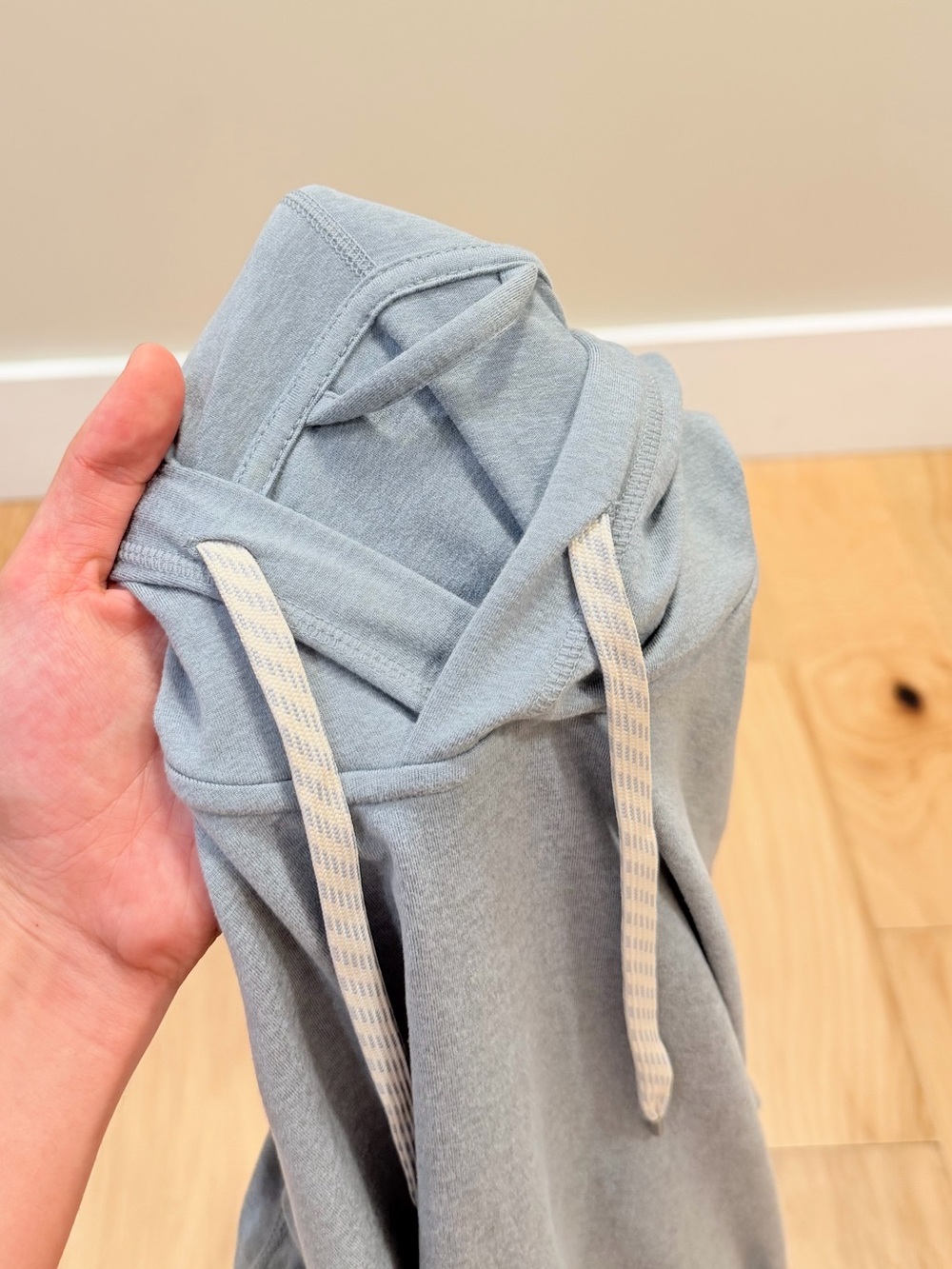Vuori Women’s Halo Essential Hoodie Sweater - Picture 5 of 5